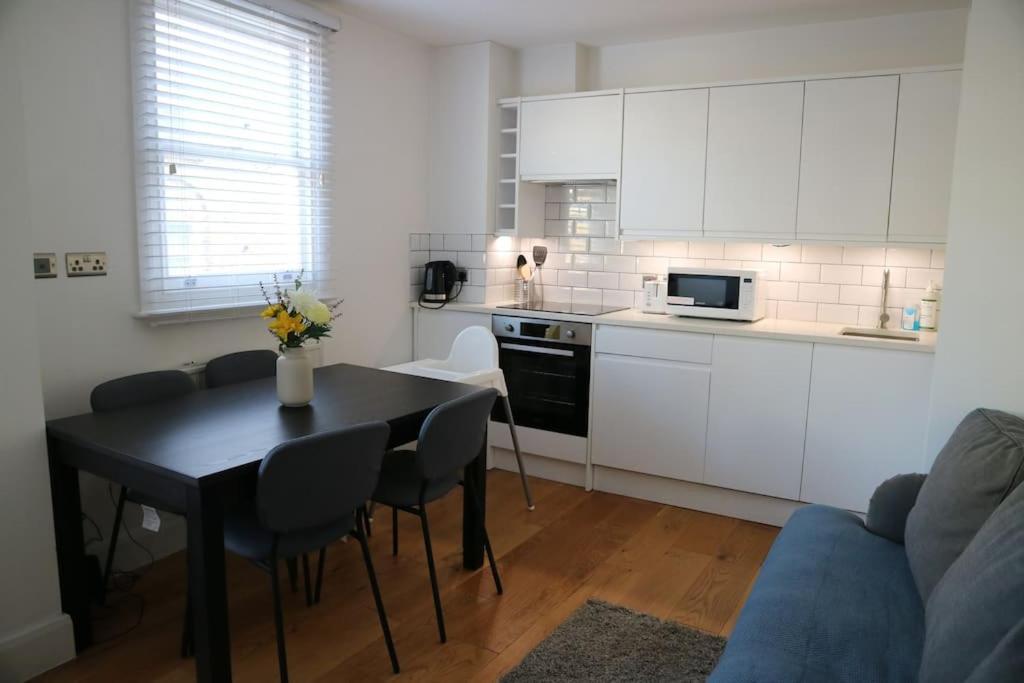 2 Bedroom Modern, Simple Flat In Broadway Market Apartment *