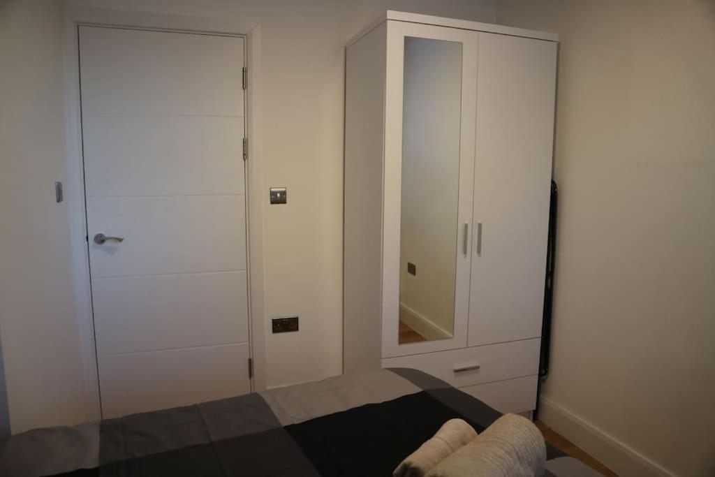 2 Bedroom Modern, Simple Flat In Broadway Market Apartment London
