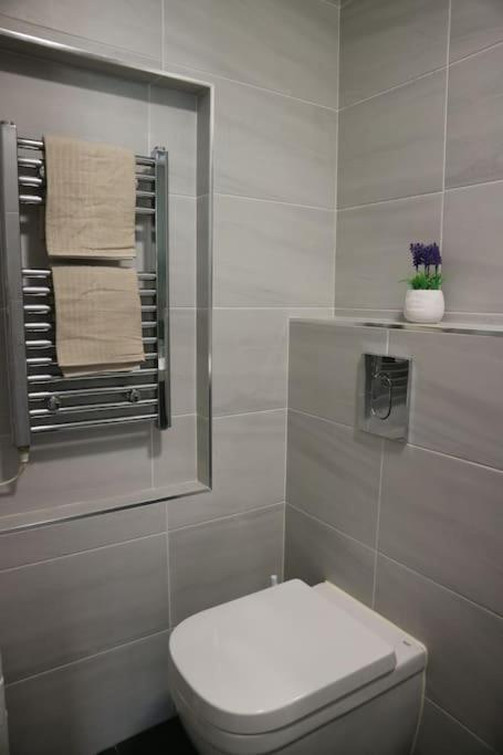 2 Bedroom Modern, Simple Flat In Broadway Market Apartment