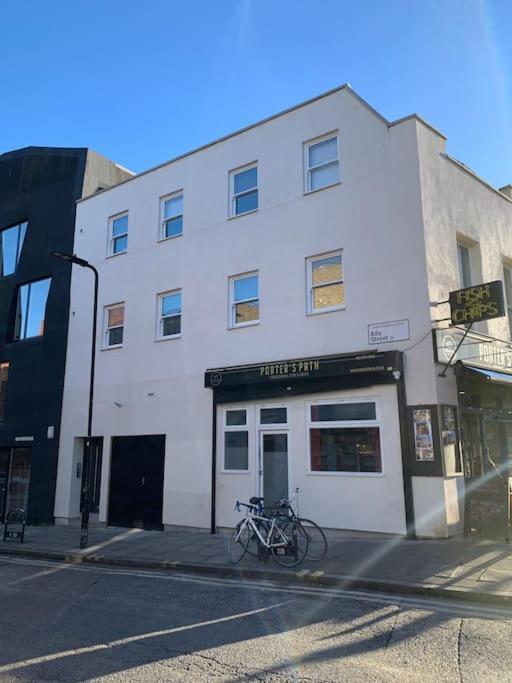 2 Bedroom Modern, Simple Flat In Broadway Market Apartment *