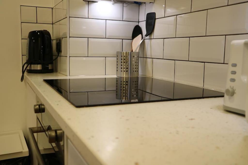 2 Bedroom Modern, Simple Flat In Broadway Market Apartment London