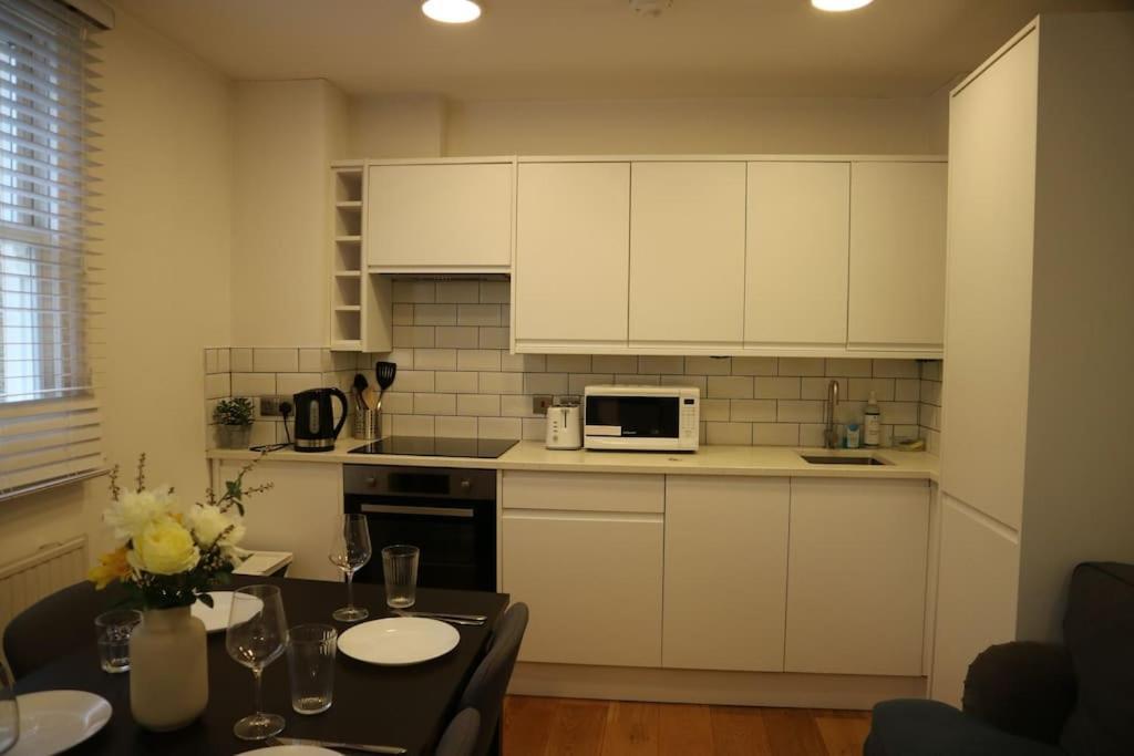 2 Bedroom Modern, Simple Flat In Broadway Market Apartment London