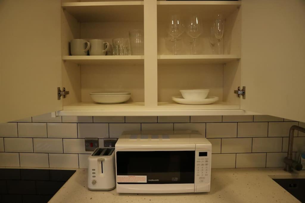 2 Bedroom Modern, Simple Flat In Broadway Market London