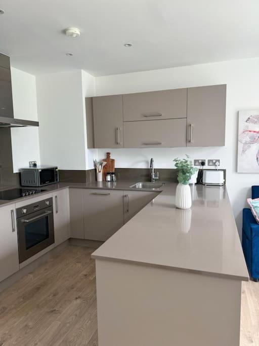 Appartement Luxury 2 Bed 2 Bath 1 Min From Station Londen