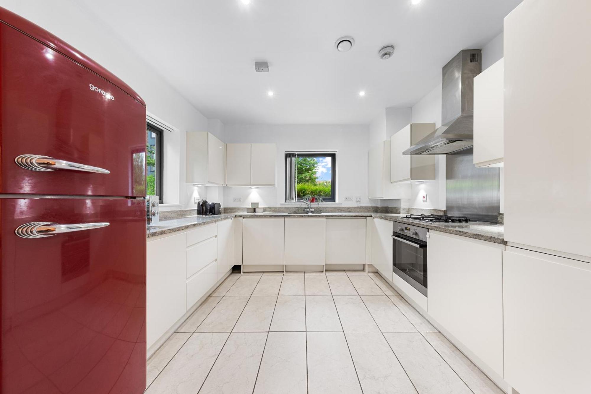 Modern 2 Bedroom In Uxbridge Free Parking Appartement Londen