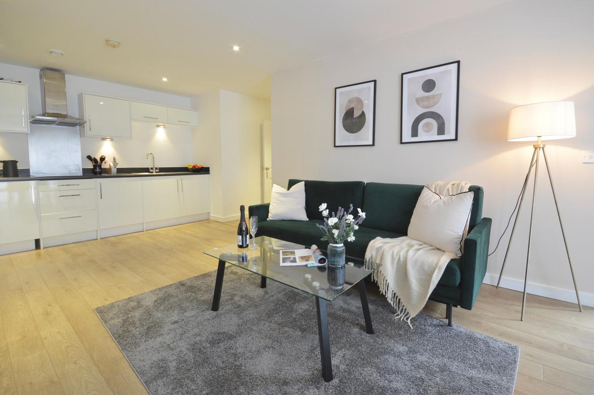 Modern 2 Bedroom Steps From Vauxhall St Appartement Londen