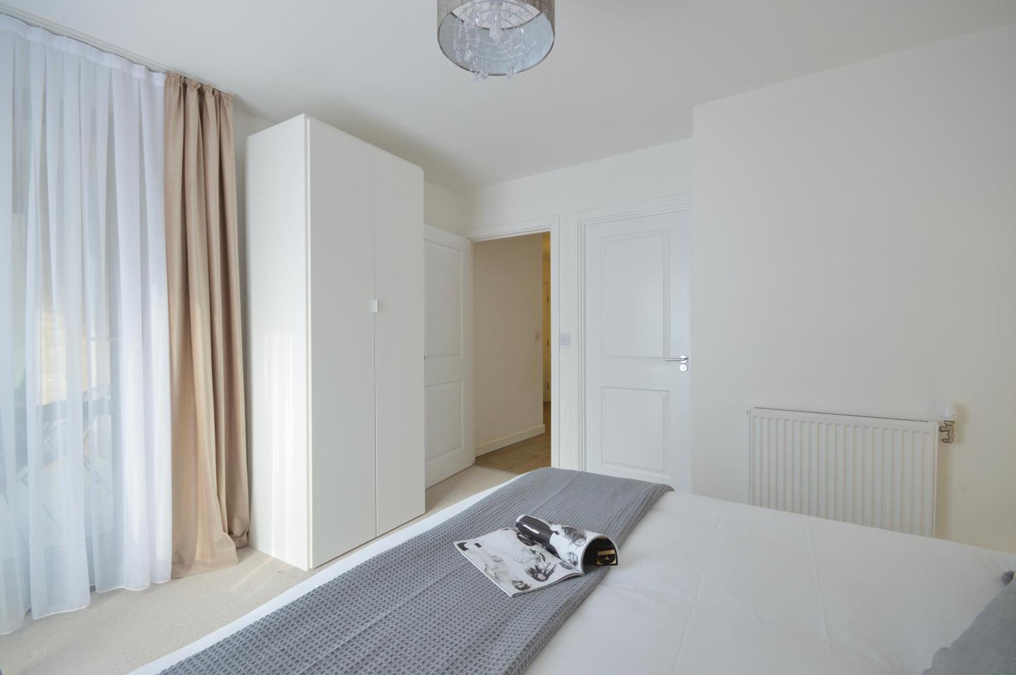 Modern 2 Bedroom Steps From Vauxhall St Appartement Londen