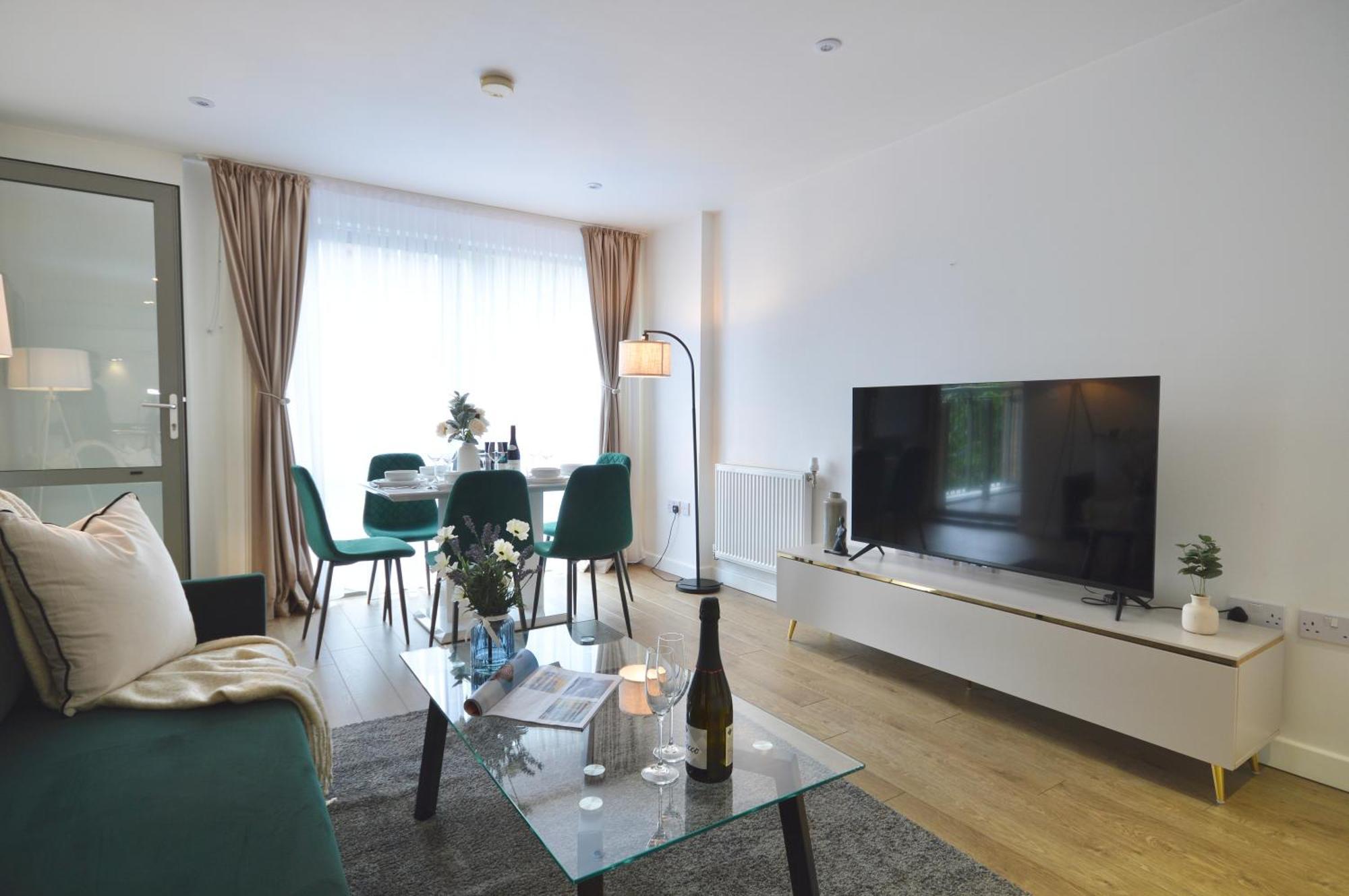 Modern 2 Bedroom Steps From Vauxhall St Londen