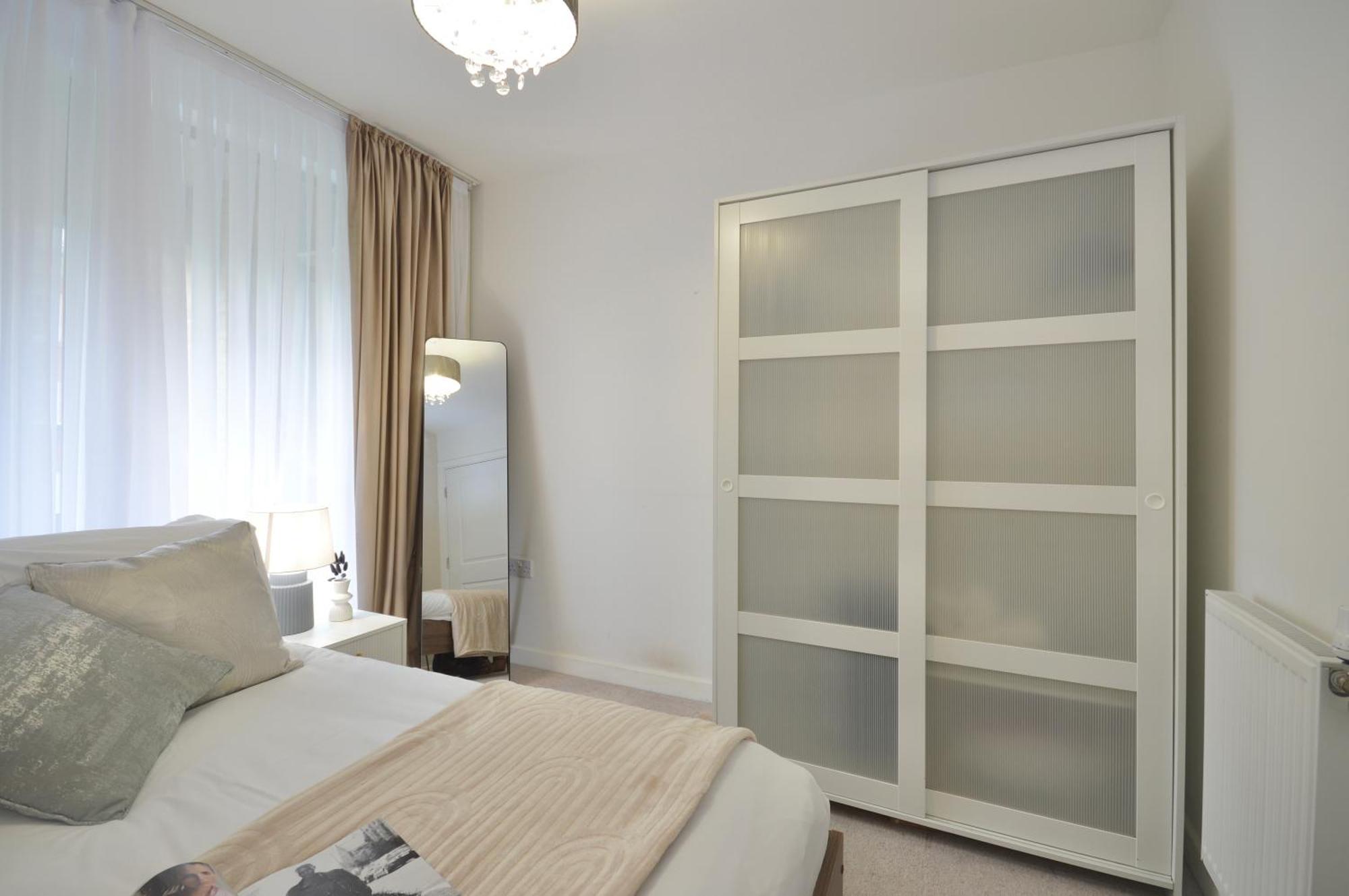 Modern 2 Bedroom Steps From Vauxhall St Londen
