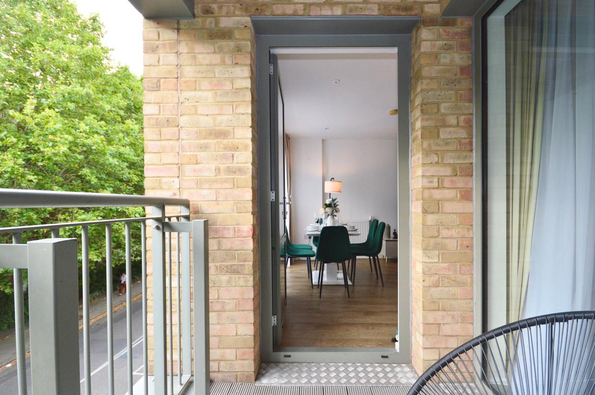 Modern 2 Bedroom Steps From Vauxhall St Appartement Londen