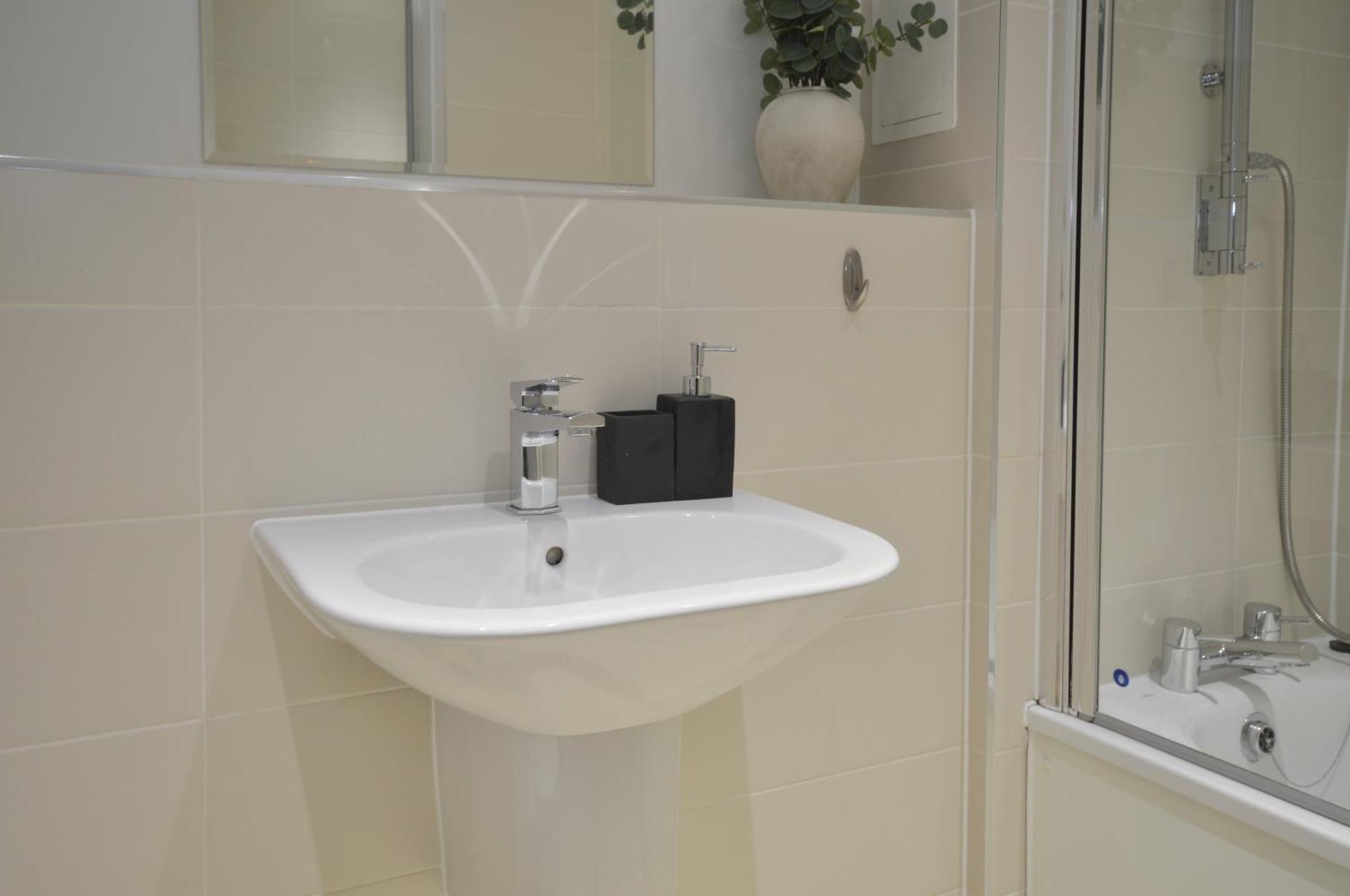 Modern 2 Bedroom Steps From Vauxhall St Appartement Londen