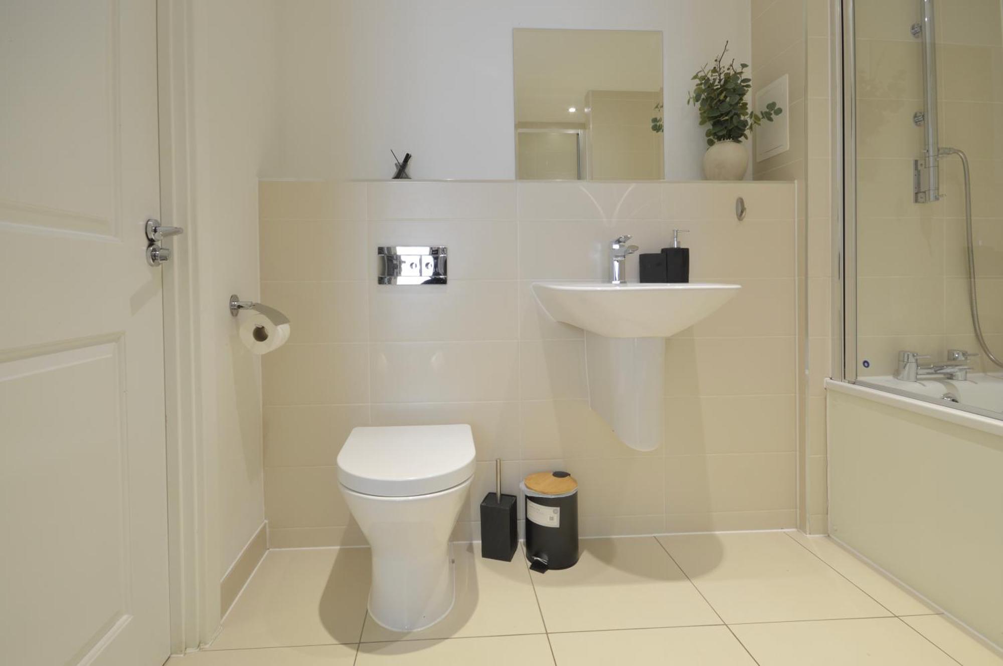 Modern 2 Bedroom Steps From Vauxhall St * Londen