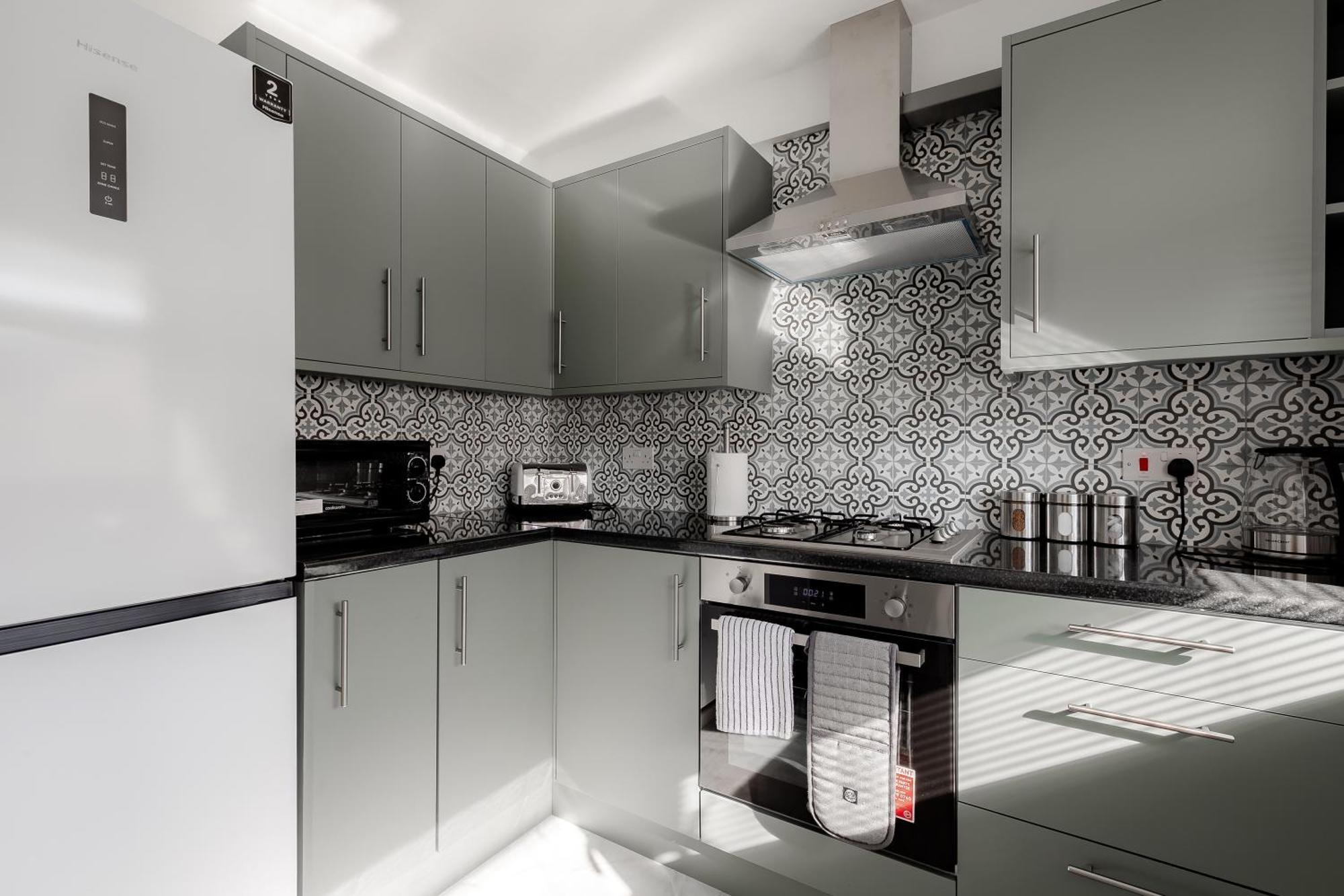 3br Off A13 , Sleeps 6, 2mins To Langdon Dlr,free Parking Apartment *