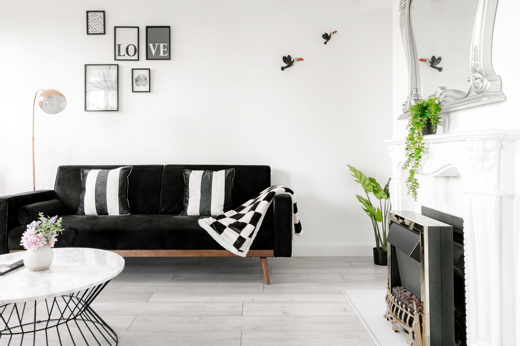 3br Off A13 , Sleeps 6, 2mins To Langdon Dlr,free Parking Apartment
