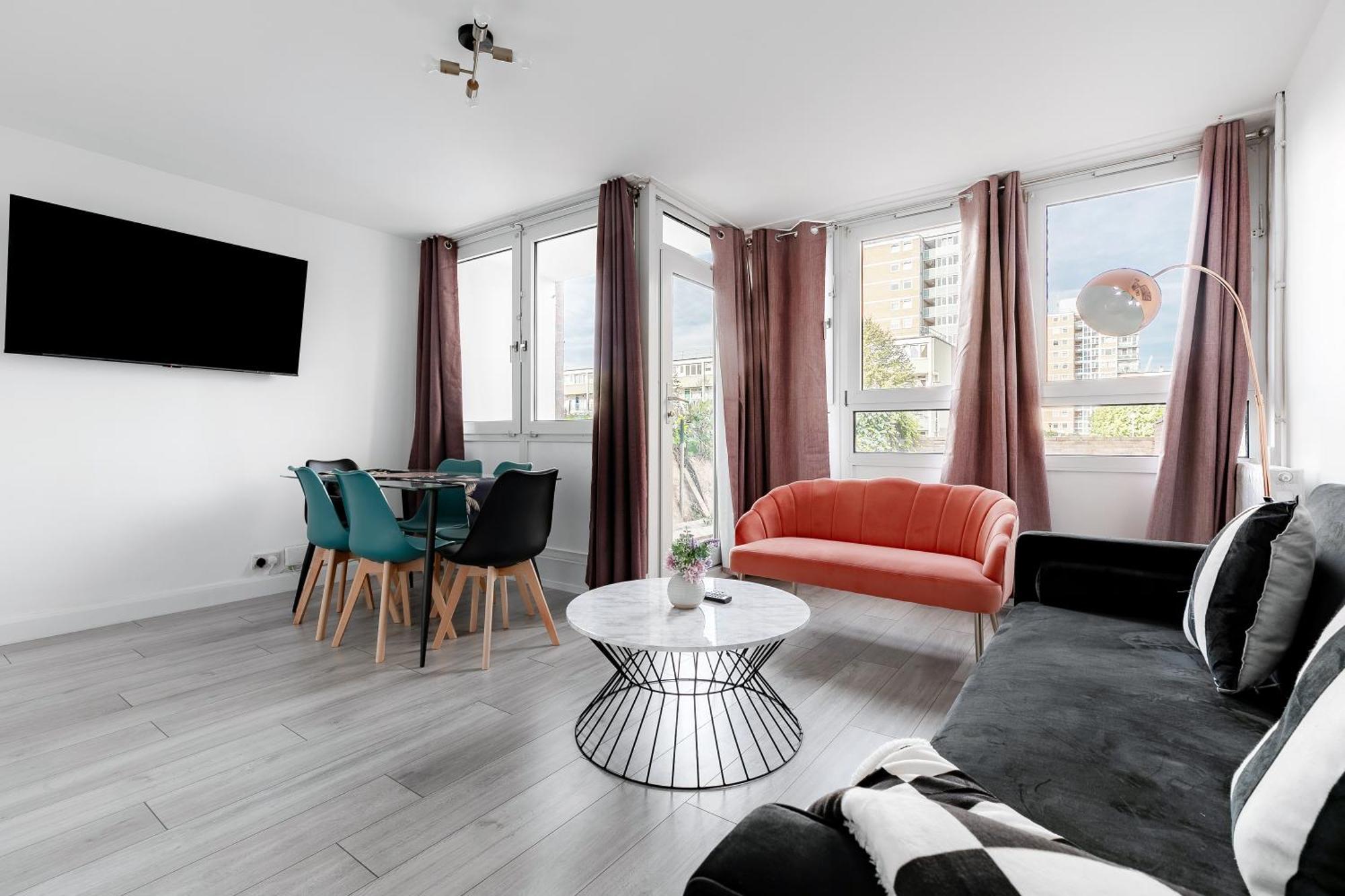 3br Off A13 , Sleeps 6, 2mins To Langdon Dlr,free Parking Apartment London
