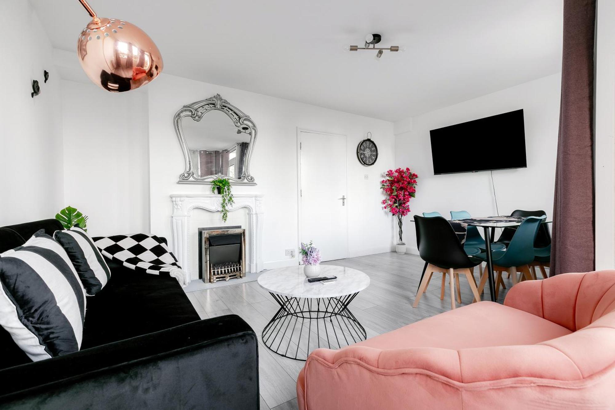 3br Off A13 , Sleeps 6, 2mins To Langdon Dlr,free Parking Apartment