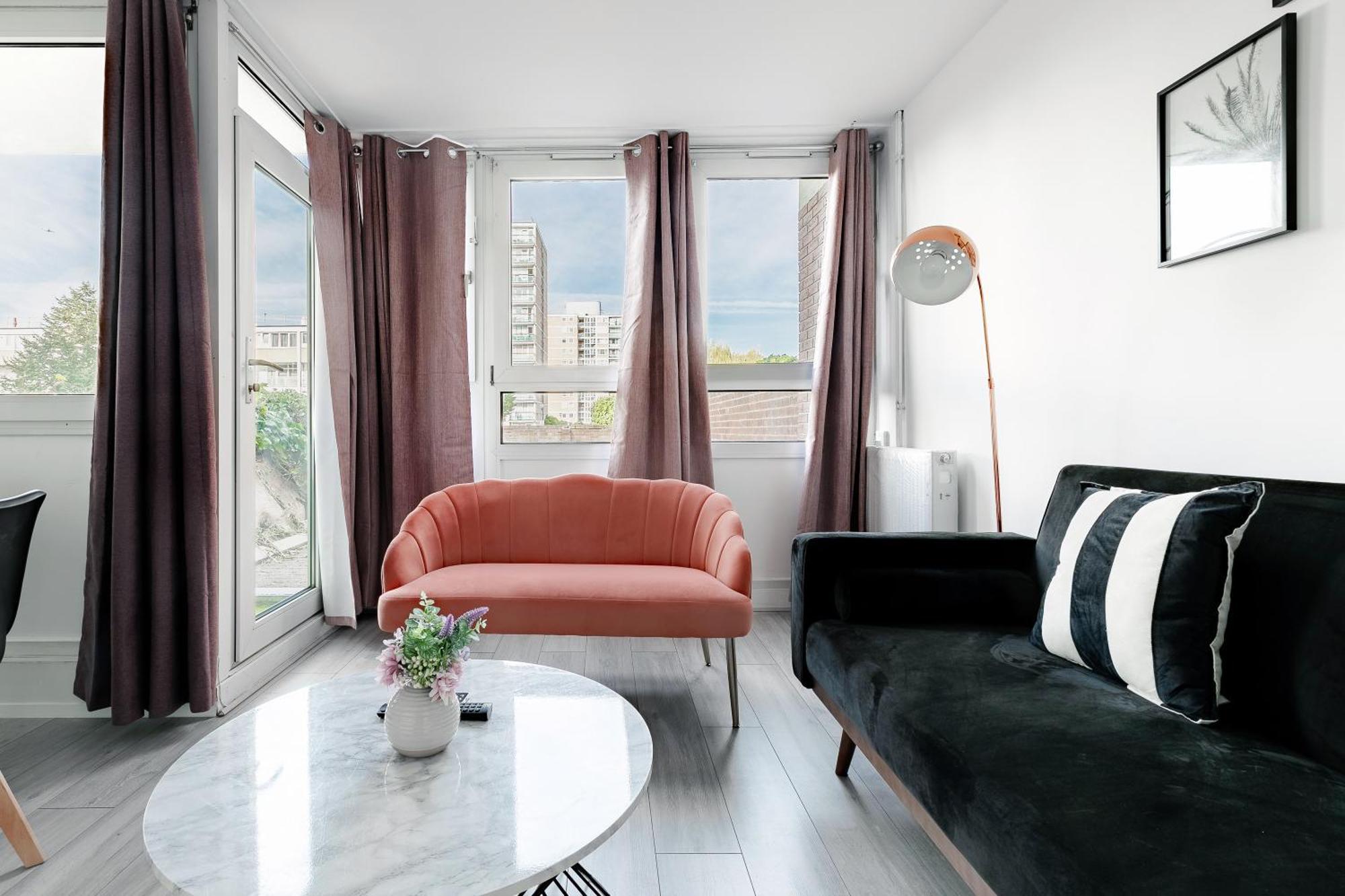 3br Off A13 , Sleeps 6, 2mins To Langdon Dlr,free Parking Apartment