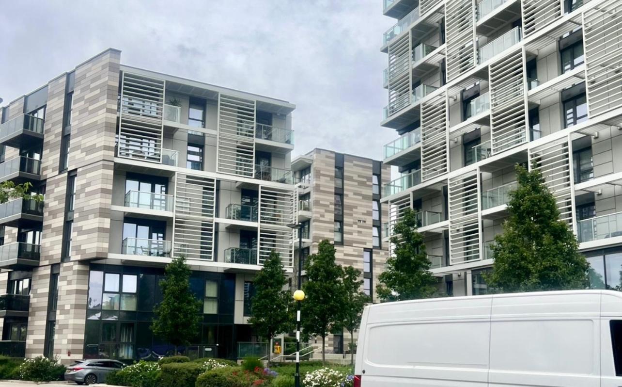 Luxury 2 Bed 2 Bath 1 Min From Station * Londen