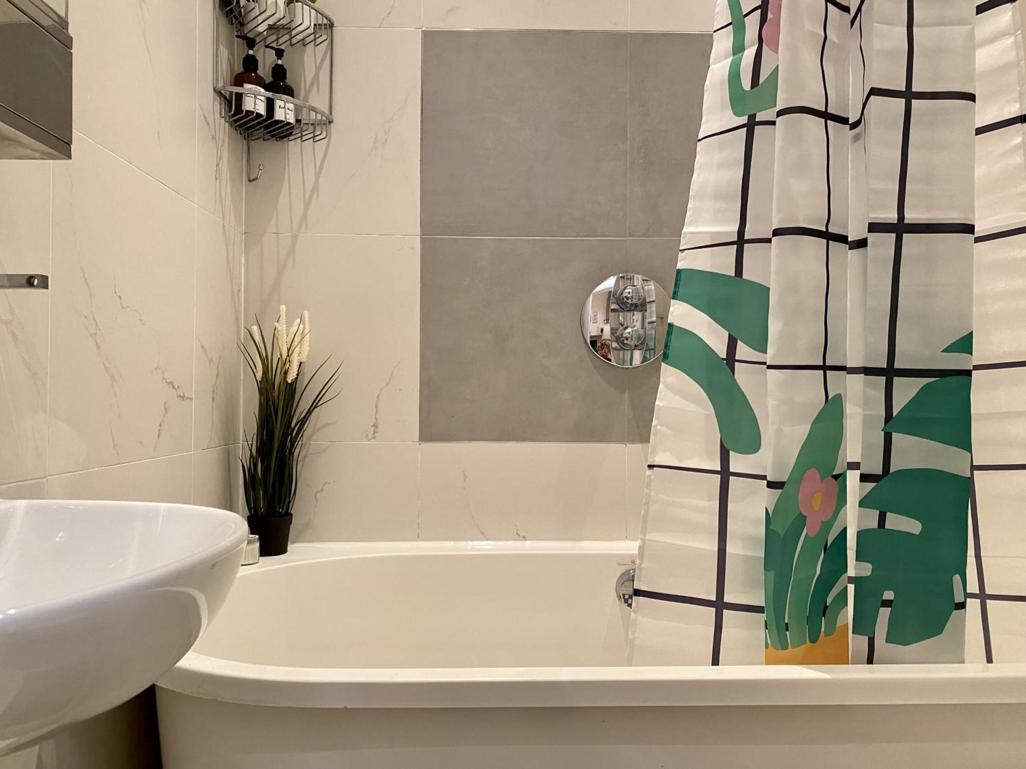 Entire Flat, Central London, Bank Payment To The Host Within 24h From The Reservation London