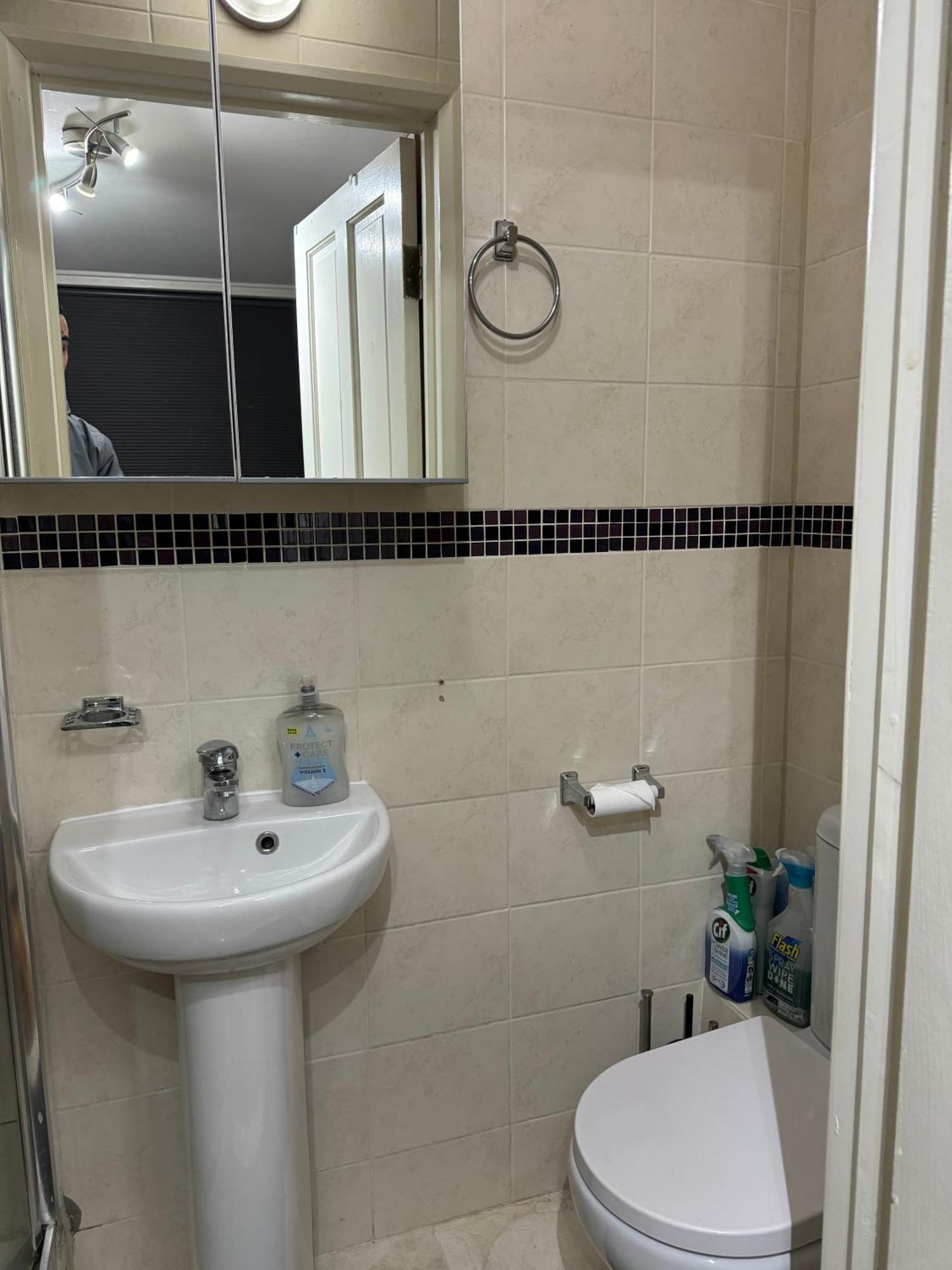 Double Bed With En-suite & Free Parking In Cricklewood Nw2 Londen