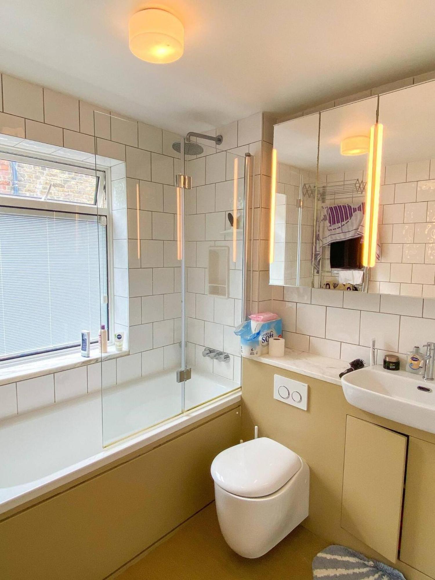 Quaint 1bd Flat Private Balcony West Kensington *