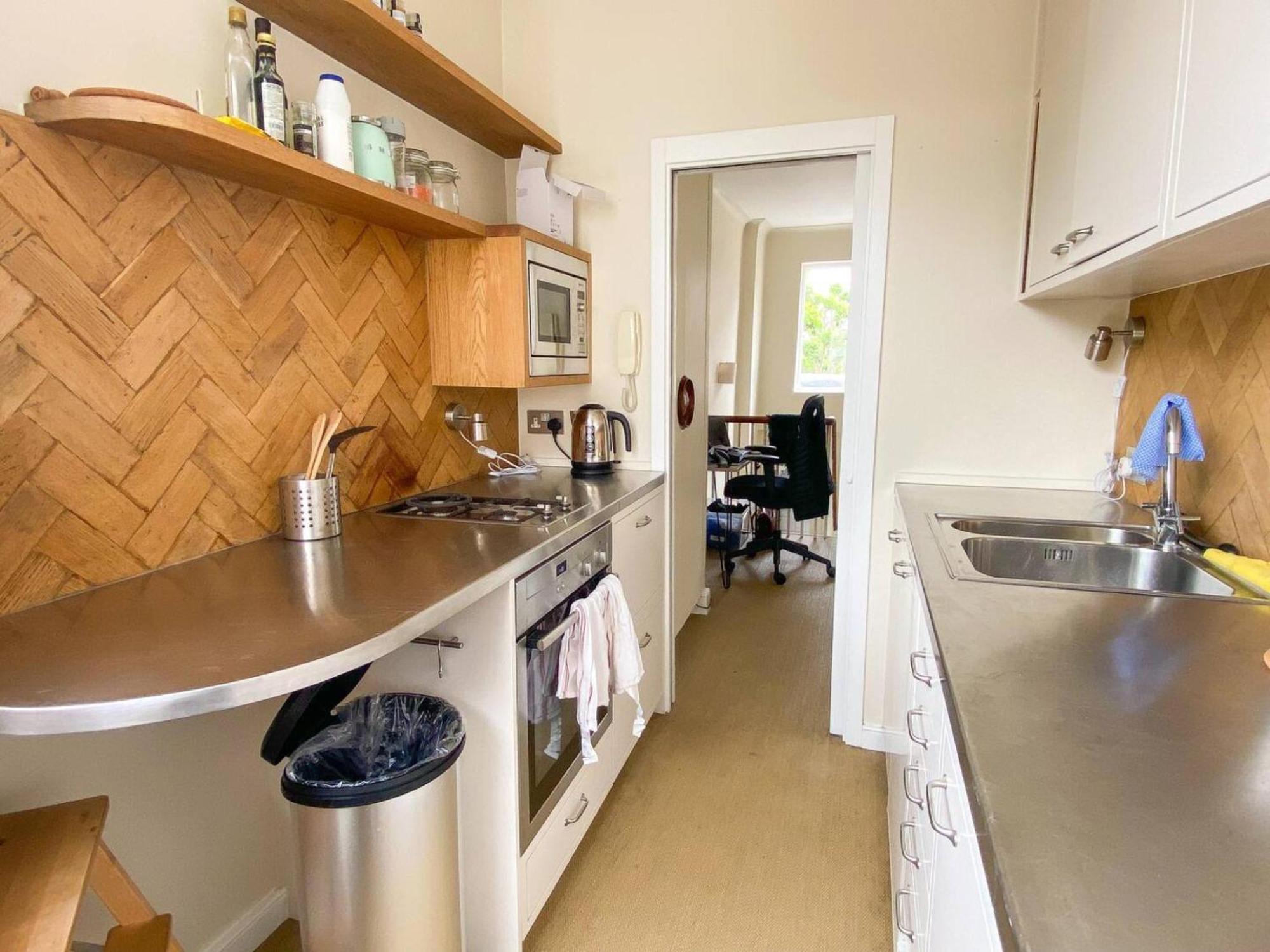 Quaint 1bd Flat Private Balcony West Kensington London