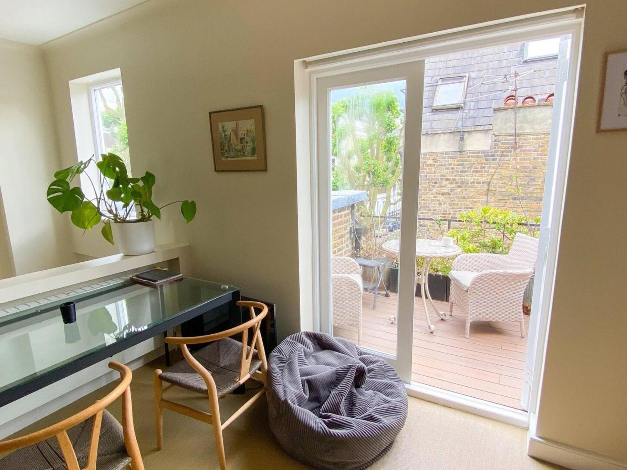 Quaint 1bd Flat Private Balcony West Kensington