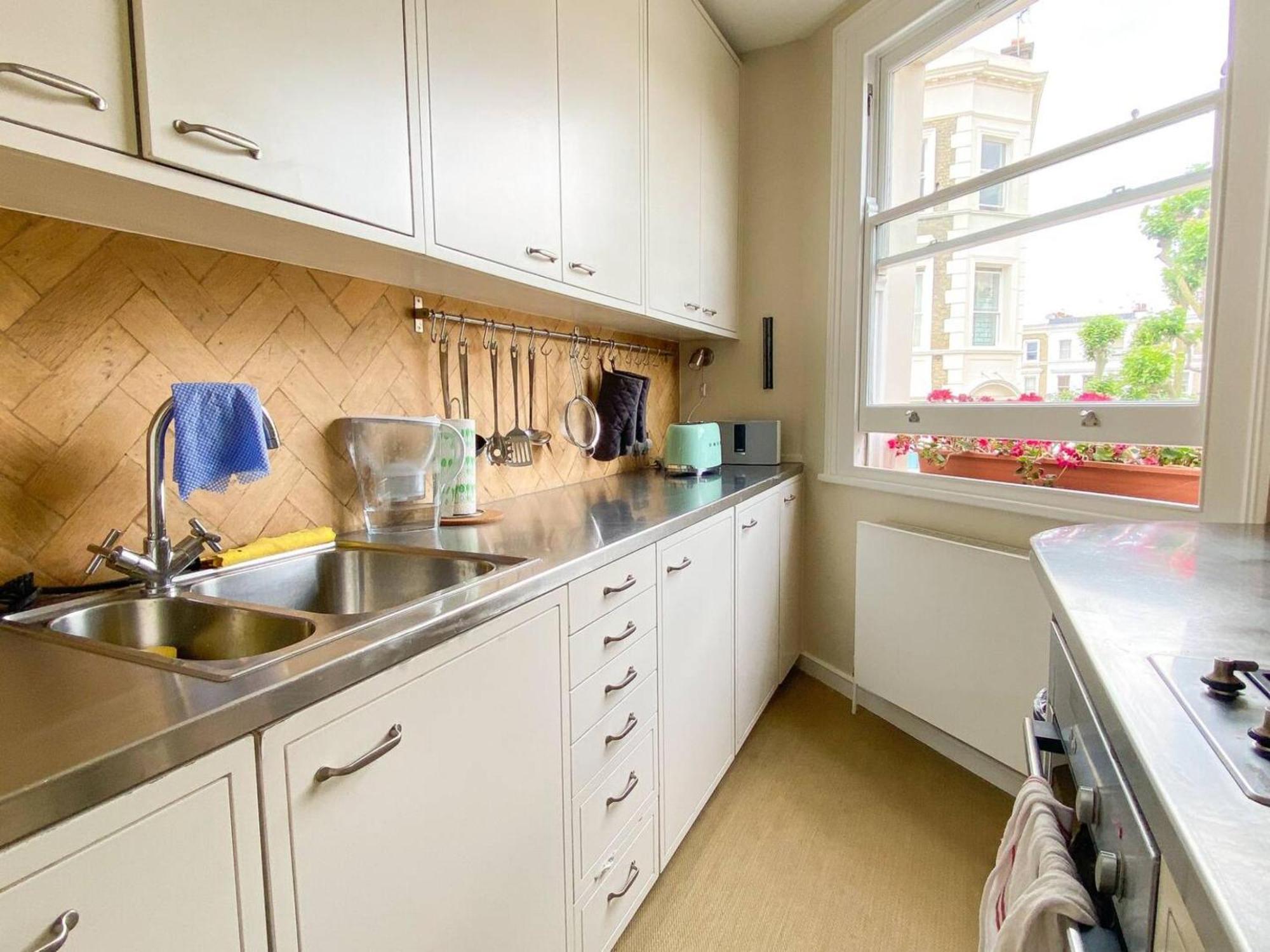 Quaint 1bd Flat Private Balcony West Kensington Apartment