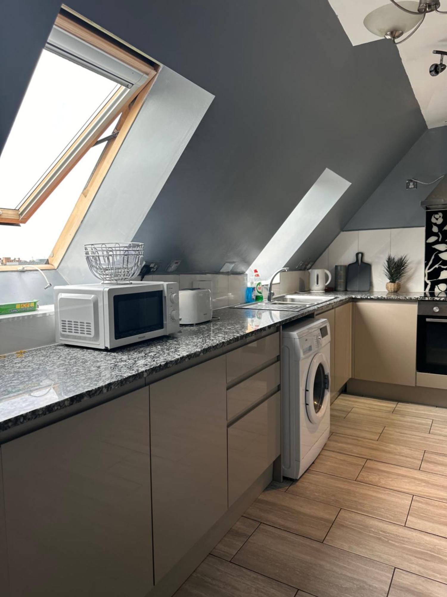 Homestay Luxury In Rooftop Penthouse In Central London, Shared Flat