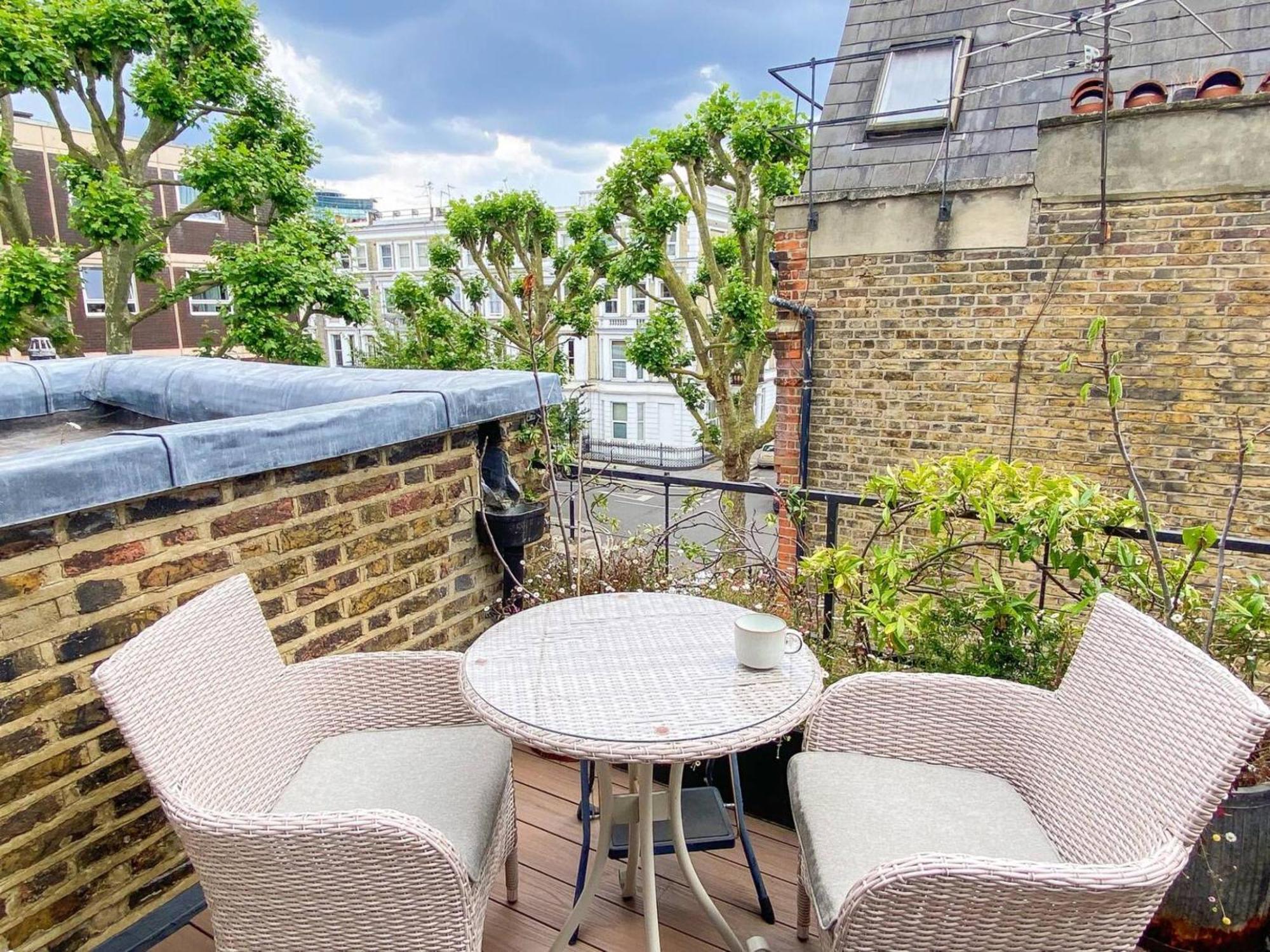 Quaint 1bd Flat Private Balcony West Kensington * London