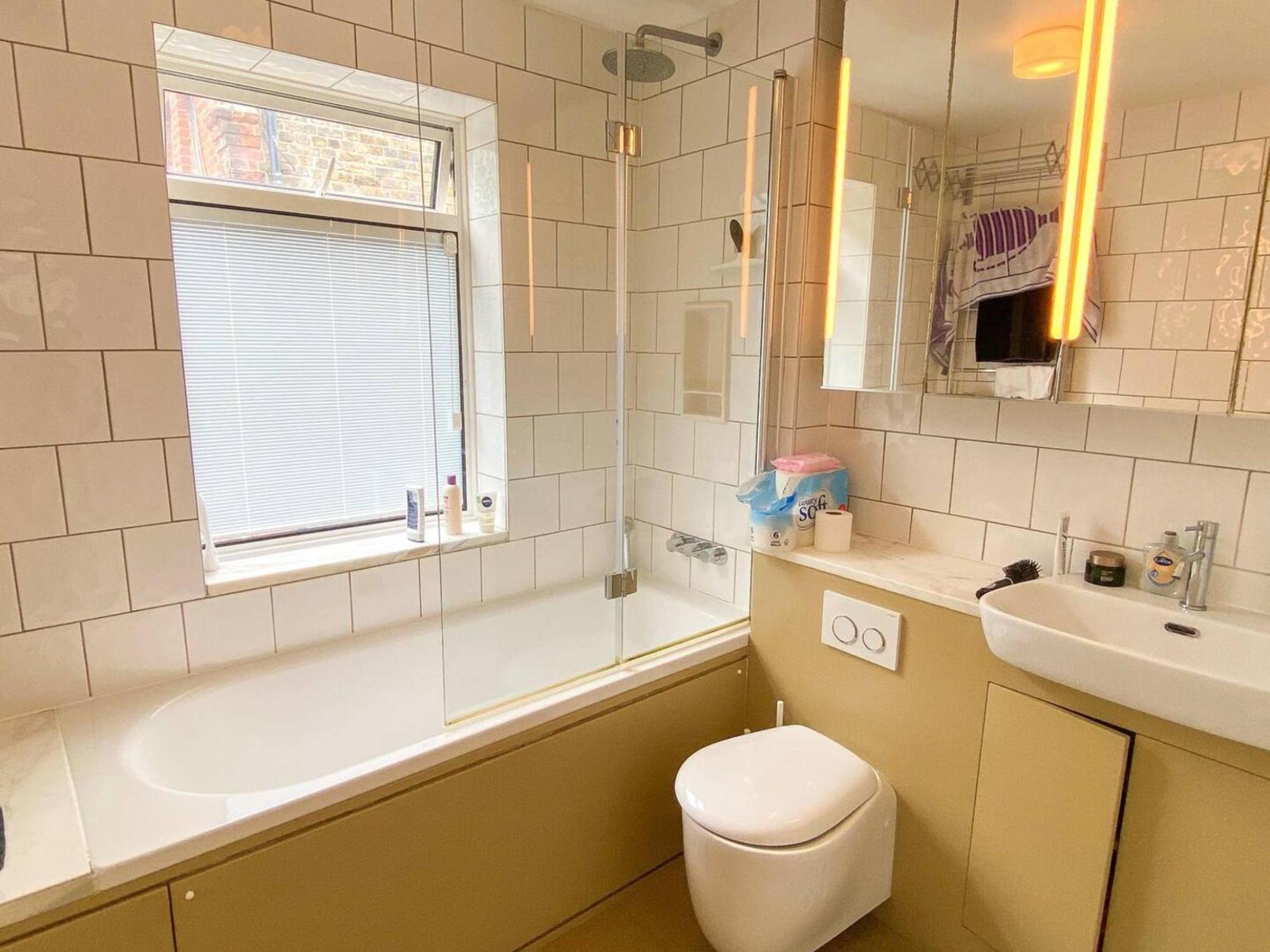 Quaint 1bd Flat Private Balcony West Kensington Apartment London
