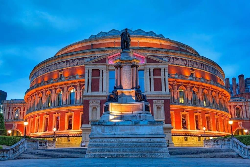 Luxurious In A Prestigious Location London
