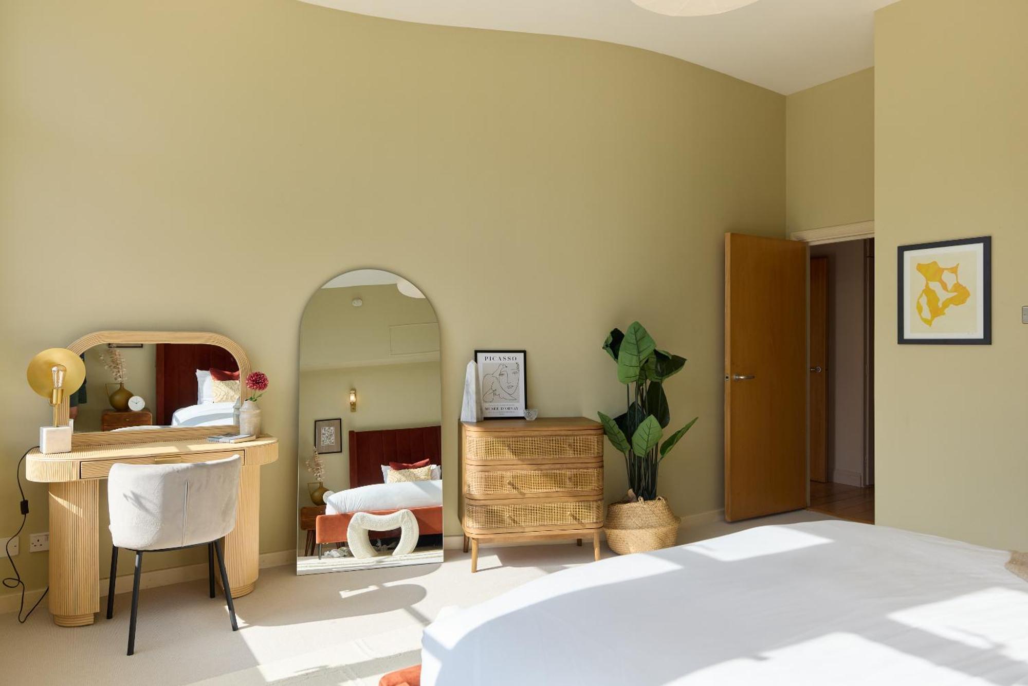 The Spitalfields Beauty - Bright 2bdr Flat London