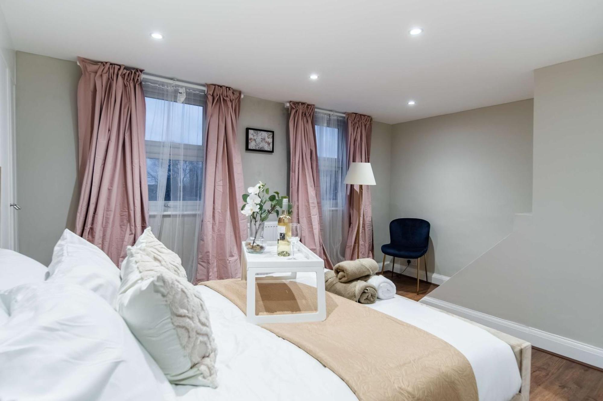 Modern Two Bed Kensington With Free Wifi Apartment