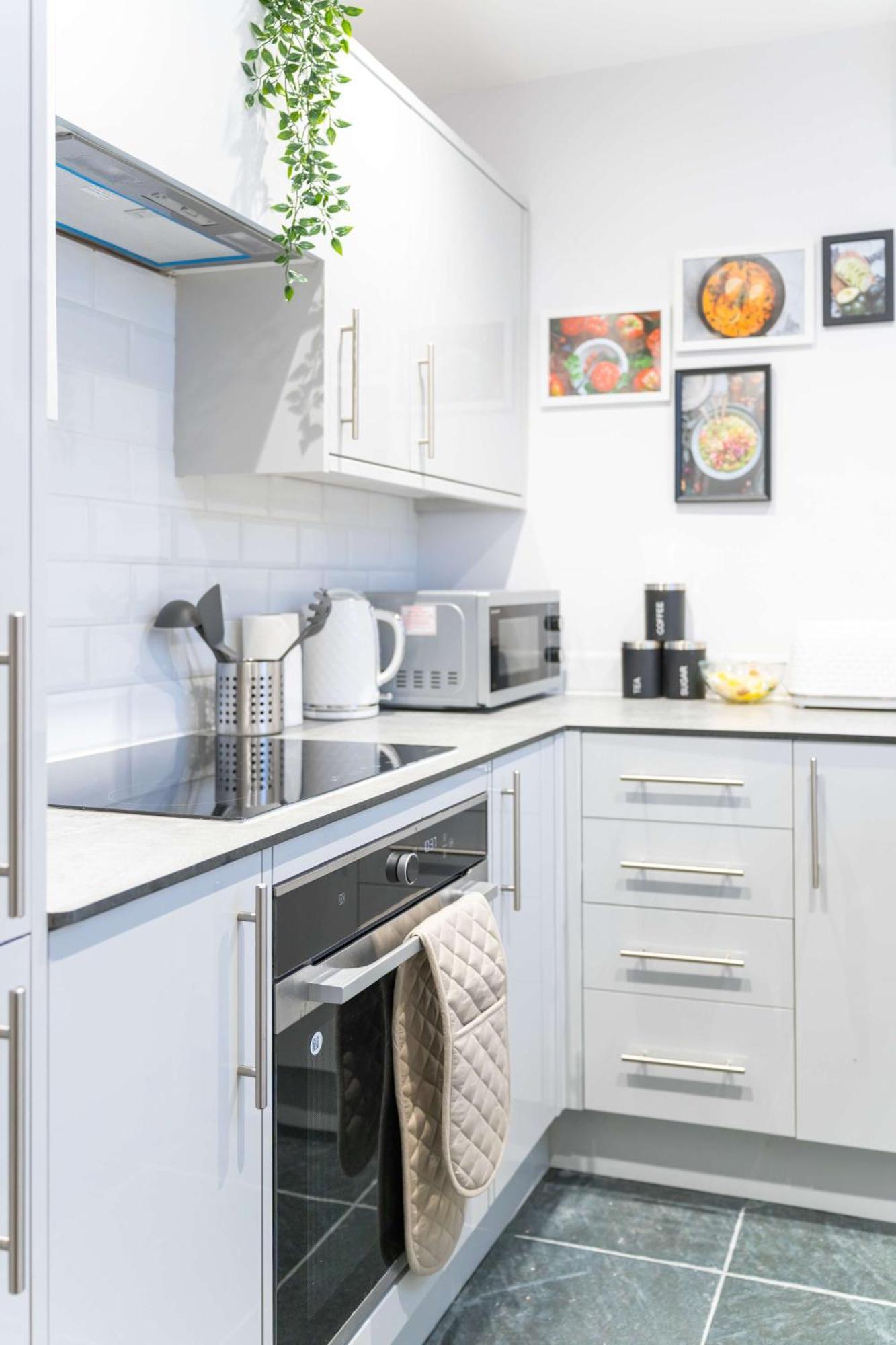 Modern Two Bed Kensington With Free Wifi *