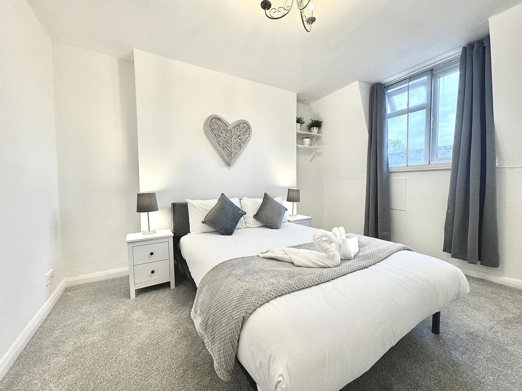 Newly Renovated Kensington 2 Bedroom With Balcony Near Harrods Sleeps 6, 2 Min Walk From Station Apartamento *