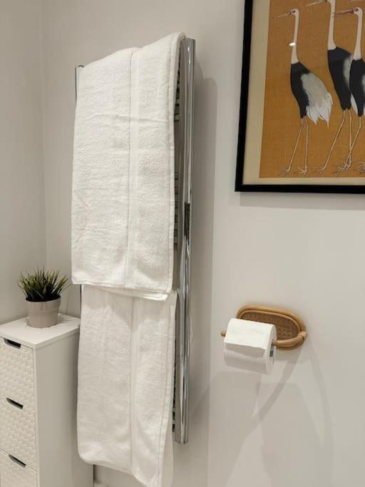 Apartment Modern & Stylish 1 Bedroom Apartment, Sleeps 4, *