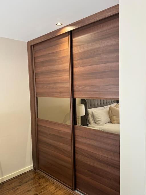 Modern & Stylish 1 Bedroom Apartment, Sleeps 4, Apartment London