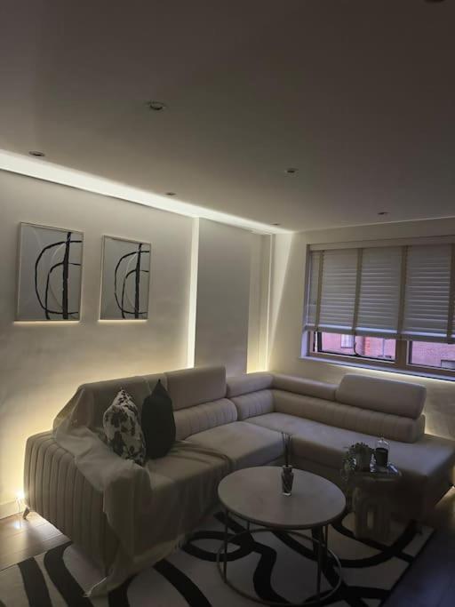 Modern & Stylish 1 Bedroom Apartment, Sleeps 4, Apartment