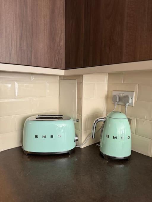 Modern & Stylish 1 Bedroom Apartment, Sleeps 4, Apartment London