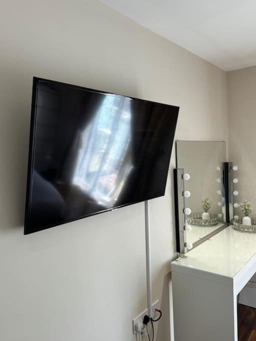 Modern & Stylish 1 Bedroom Apartment, Sleeps 4, *
