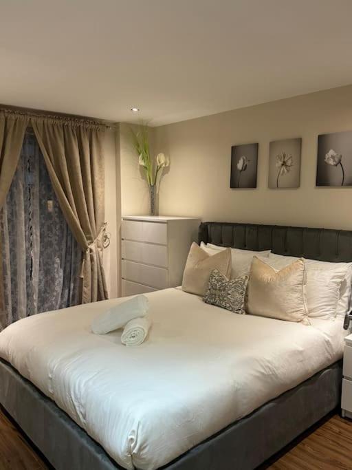 Modern & Stylish 1 Bedroom Apartment, Sleeps 4, London