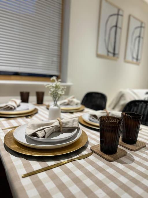 Modern & Stylish 1 Bedroom Apartment, Sleeps 4,