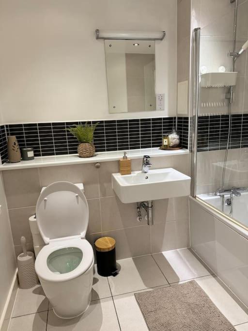 Modern & Stylish 1 Bedroom Apartment, Sleeps 4, Apartment *