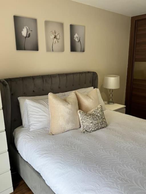 Modern & Stylish 1 Bedroom Apartment, Sleeps 4, *