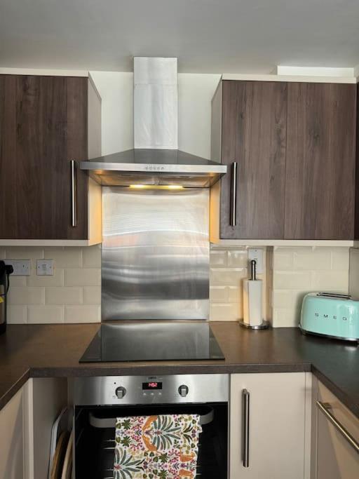 Modern & Stylish 1 Bedroom Apartment, Sleeps 4, Apartment