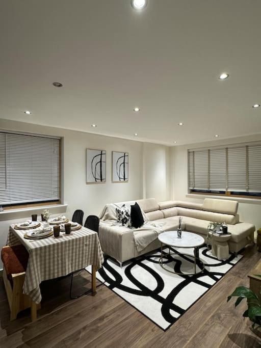 Apartment Modern & Stylish 1 Bedroom Apartment, Sleeps 4, *
