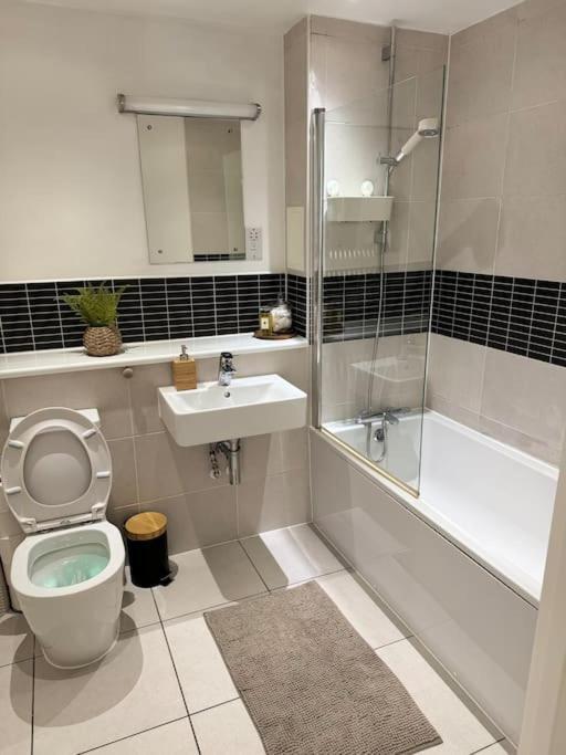 Modern & Stylish 1 Bedroom Apartment, Sleeps 4, *