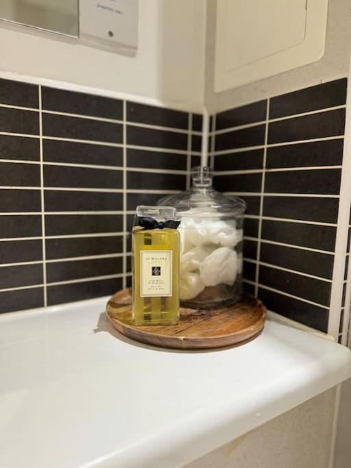 Modern & Stylish 1 Bedroom Apartment, Sleeps 4, * London
