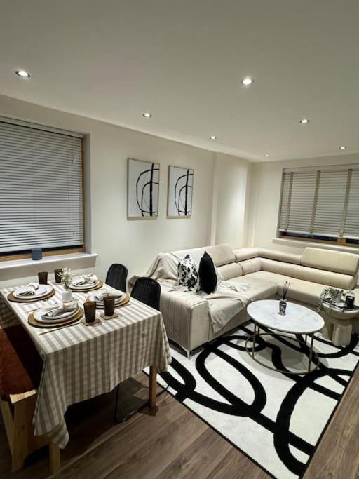 Modern & Stylish 1 Bedroom Apartment, Sleeps 4, Apartment